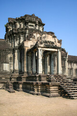 Obraz premium A building in Angkor Wat, a temple complex in Cambodia, the largest religious monument in the world, and a UNESCO World Heritage Site. Image has copy space.