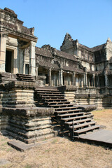 Obraz premium A building in Angkor Wat, a temple complex in Cambodia, the largest religious monument in the world, and a UNESCO World Heritage Site. Image has copy space.