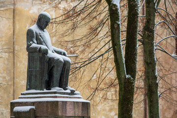  Jozef Montwill bronze statue covered by the snow in Vilnius old town, Polish-Lithuanian social worker, bank owner and philanthropist - obrazy, fototapety, plakaty