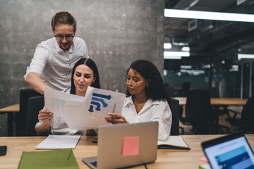 Obraz premium Diverse colleagues working on project in office