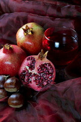 Frutti autunnali : melograno con succo e castagne