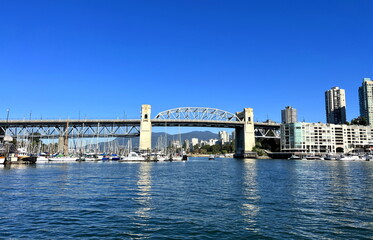 Obraz premium Burrard Bridge British Columbia Vancouver Canada Blue cloudless sky and blue quiet crosses False Creek, connecting downtown Vancouver to Kitsilano via connections to Burrard Street at both ends