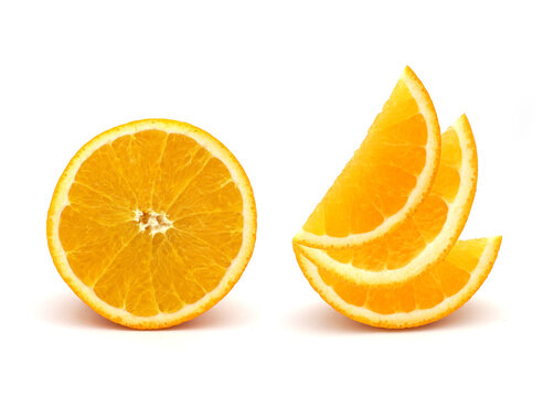 Demi orange de face avec 3 tranches isol&eacute; sur fond blanc