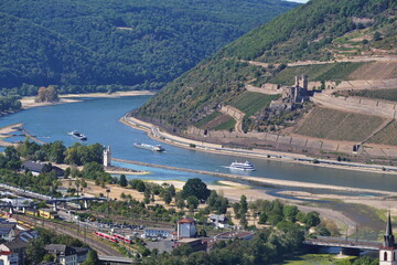 Rhein mit Ruine Ehrenfels