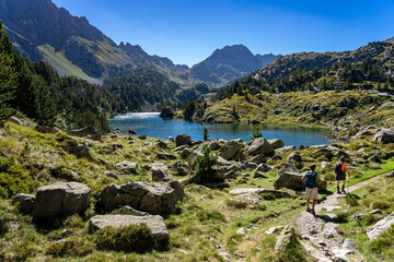 Sommerurlaub in den spanischen Pyrenäen: Wanderung zum Seenkessel von Colomers im berühmten Nationalpark Aigues Tortes - zwei Wanderer am See
