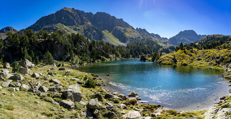 Fototapeta na wymiar Sommerurlaub in den spanischen Pyrenäen: Wanderung zum Seenkessel von Colomers im berühmten Nationalpark AiguesTortes - Panorama