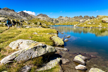 Sommerurlaub in den spanischen Pyrenäen: Wanderung zum Seenkessel von Colomers im berühmten Nationalpark AiguesTortes - Wandergruppe auf dem Weg zum Refugi de Colomèrs