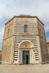 Fototapeta na wymiar Baptistère de la Cathédrale Santa Maria Assunta, à Volterra, Italie