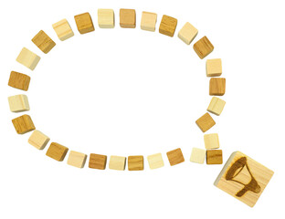 スピーカーから吹き出しがあるウッドキューブの会話のフレーム