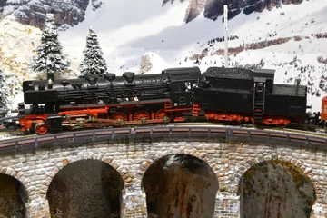 Photo sur Plexiglas Viaduc de Landwasser model of a steam train locomotive on a viaduct in winter mountain ambientation