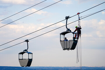 H&ouml;henretter an einer Seilbahn 