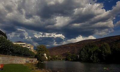 Obraz premium Nubes sobre el río Sil a su paso por la comarca de Valdeorras, Galicia