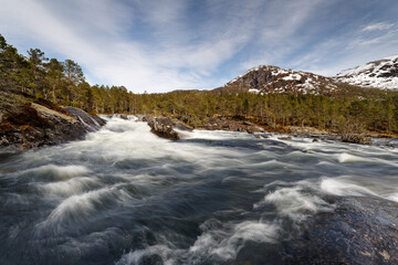 Fototapeta na wymiar Wildes Wasser in Norwegen