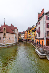 Fototapeta na wymiar Scenic view of the beautiful canals and historic buildings in the old town of Annecy, France