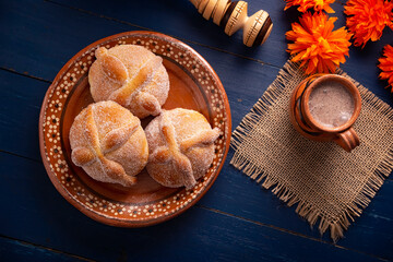Obraz na płótnie Canvas Pan de Muerto. Typical Mexican sweet bread that is consumed in the season of the day of the dead. It is a main element in the altars and offerings in the festivity of the day of the dead.