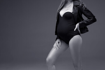 pregnant model posing in studio, studio pregnancy shoot