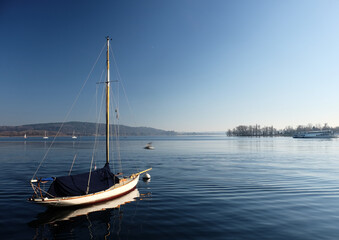 Barca sulle acque del lago Maggiore