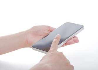 スマートフォンを操作する女性の手元