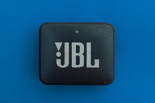 Caixinha de som jbl go 2 em fundo azul