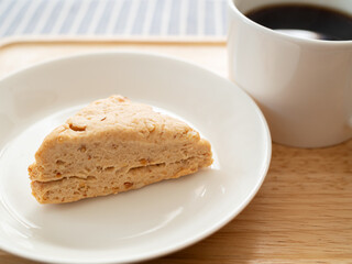 トレイの上のコーヒーとスコーン