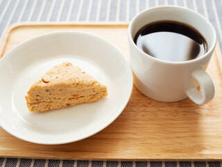 トレイの上のコーヒーとスコーン