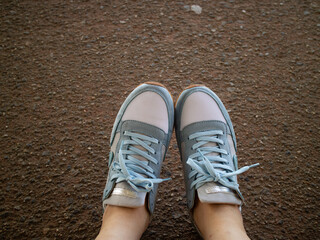 운동화를 신은 발