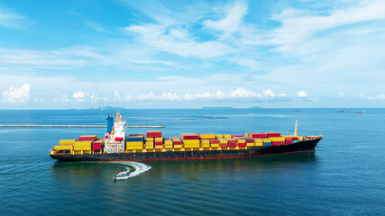 Side of cargo ship carrying container and running - obrazy, fototapety, plakaty