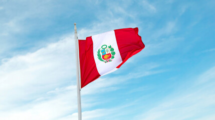 Bandera peruana ondeando en el cielo azul