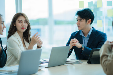 Young men and women of the new generation of entrepreneurs. Presenting a project for the satisfaction of Asian female employees
Collaborate in a creative workplace in the office.