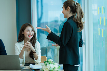 Young men and women of the new generation of entrepreneurs. Presenting a project for the satisfaction of Asian female employees
Collaborate in a creative workplace in the office.