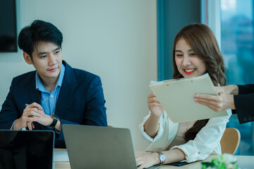 Young men and women of the new generation of entrepreneurs. Presenting a project for the satisfaction of Asian female employees
Collaborate in a creative workplace in the office.