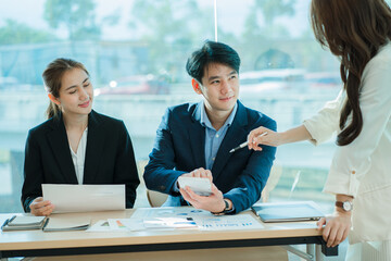 Young men and women of the new generation of entrepreneurs. Presenting a project for the satisfaction of Asian female employees
Collaborate in a creative workplace in the office.