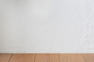 漆喰の壁のある部屋