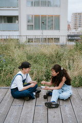 屋外で飲食をする二人の女性