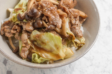 豚肉と野菜の味噌ダレ丼