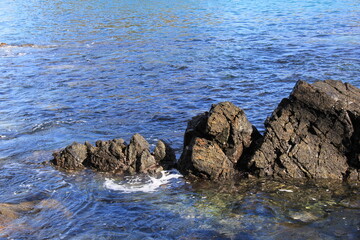 海と岩場の風景