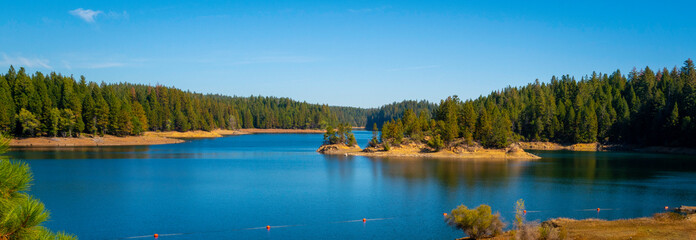 Fototapeta premium Autumn Paradise Lake landscape in Maglia, Northern California
