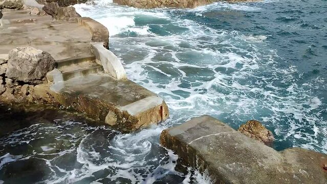 Conca dei Marini - Onde sulla scogliera del Lido Capo di Conca in autunno