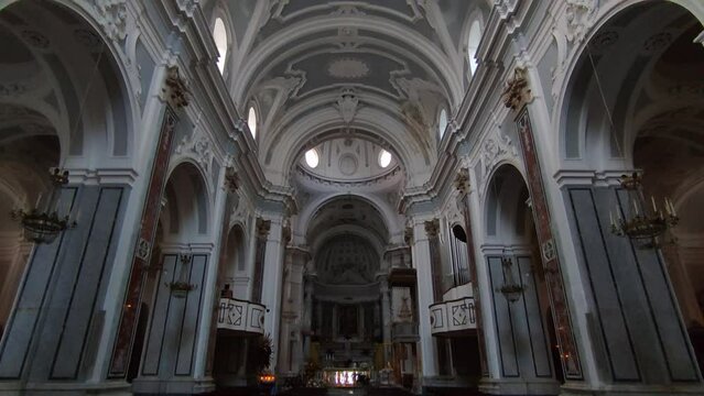 Minori - Panoramica verticale della navata della Chiesa di Santa Trofimena