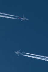 Cruce de aviones comerciales a altura de crucero mientras dejan estela turbulenta, foto con recorte...