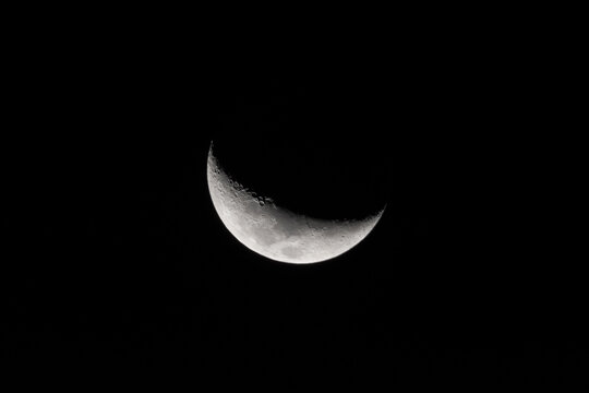 Luna creciente en noche oscura