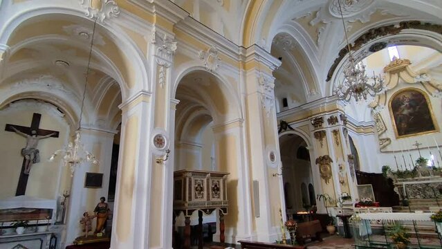 Praiano - Panoramica della navata della Chiesa di San Luca Evangelista