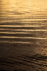 太陽の光を反射する水面のさざ波。