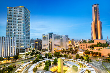 静岡県浜松市のJR浜松駅北口の夕方から日没にかけての市街地風景
