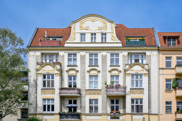 Fototapeta na wymiar Prachtvoll renoviertes Haus mit goldfarbenem Ornamentschmuck in Giesendorf, einem Ortsteil von Berlin-Zehlendorf