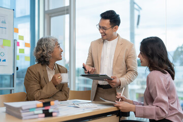 Fototapeta premium Asian boss ceo leader leading corporate team during seminar learning at modern office