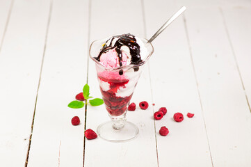 Deser lodowy w pucharku / Ice cream dessert in a cup raspberries and chocolate - obrazy, fototapety, plakaty
