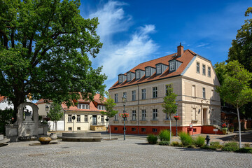 Fototapeta na wymiar Marktplatz mit altem Rathaus (Inschrift: 