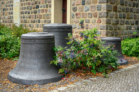 Drei eiserne Glocken, die bis zur Sanierung der denkmalgesch&uuml;tzten Stadtkirche St. Andreas in Teltow im Turm hingen und jetzt vor der Kirche ausgestellt sind