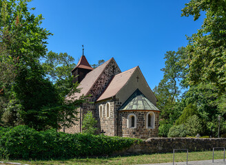 Fototapeta na wymiar Die denkmalgeschützte spätromanische Dorfkirche Stahnsdorf gehört zu den ältesten Kirchen der Mittelmark (Blick von Westen)